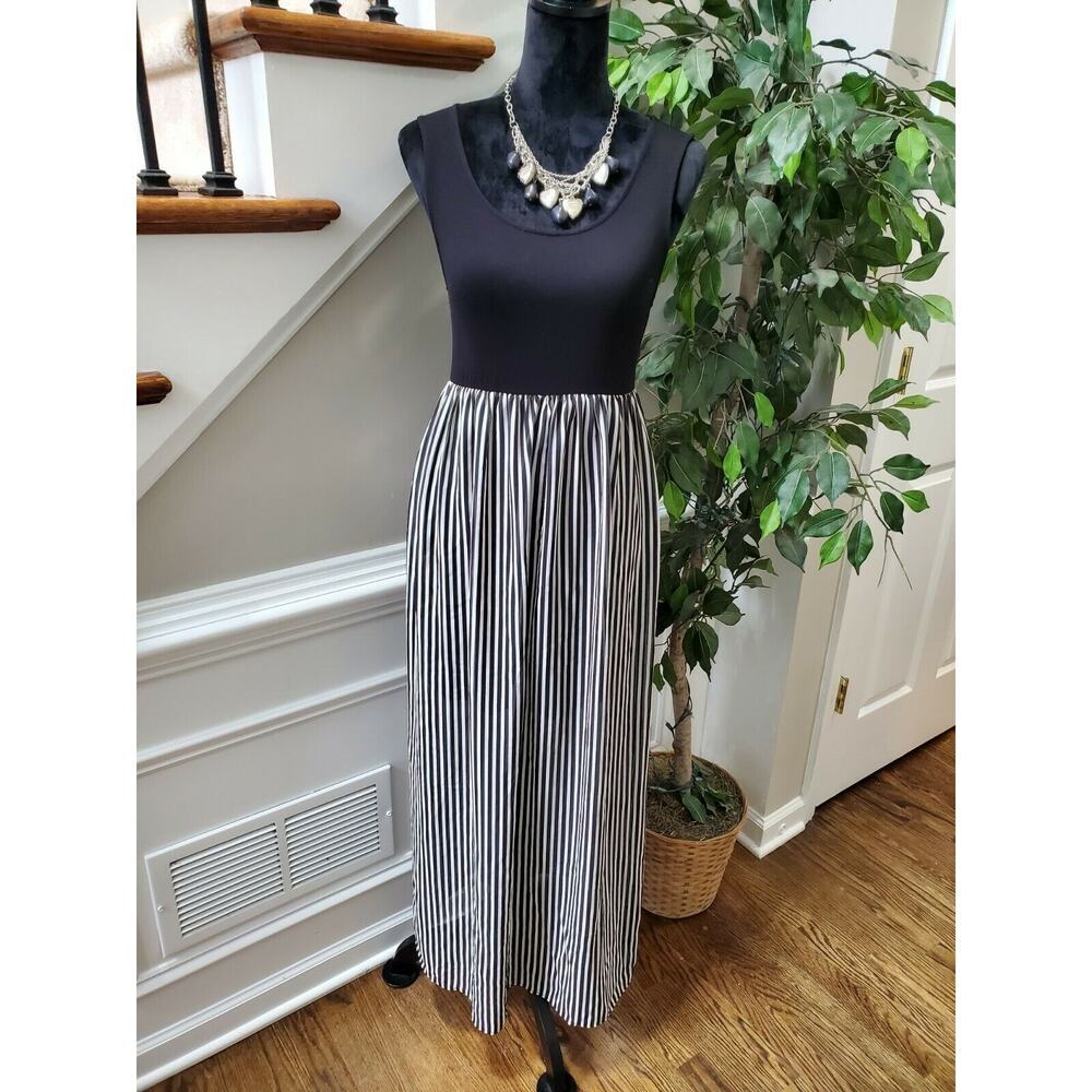 Forever21 Women's Black‎ & White Viscose Sleeveless Round Neck Long Maxi Dress M